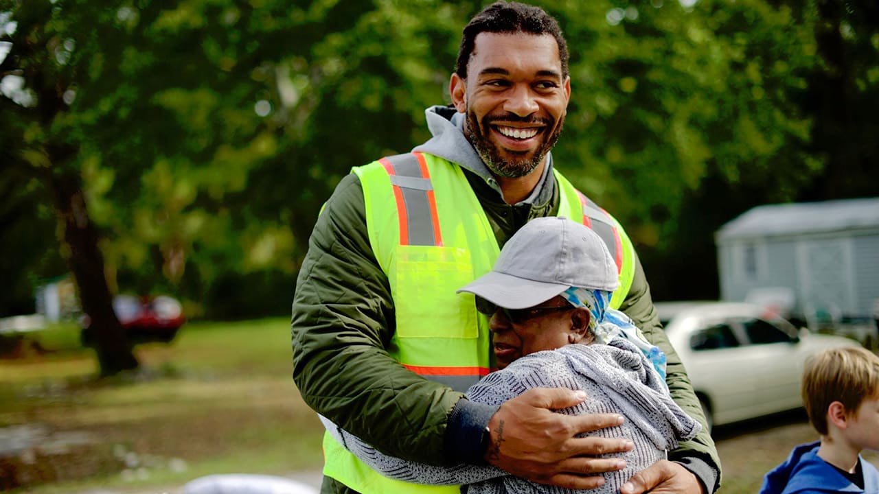 Panthers' Julius Peppers assists Hurricane Florence victims 