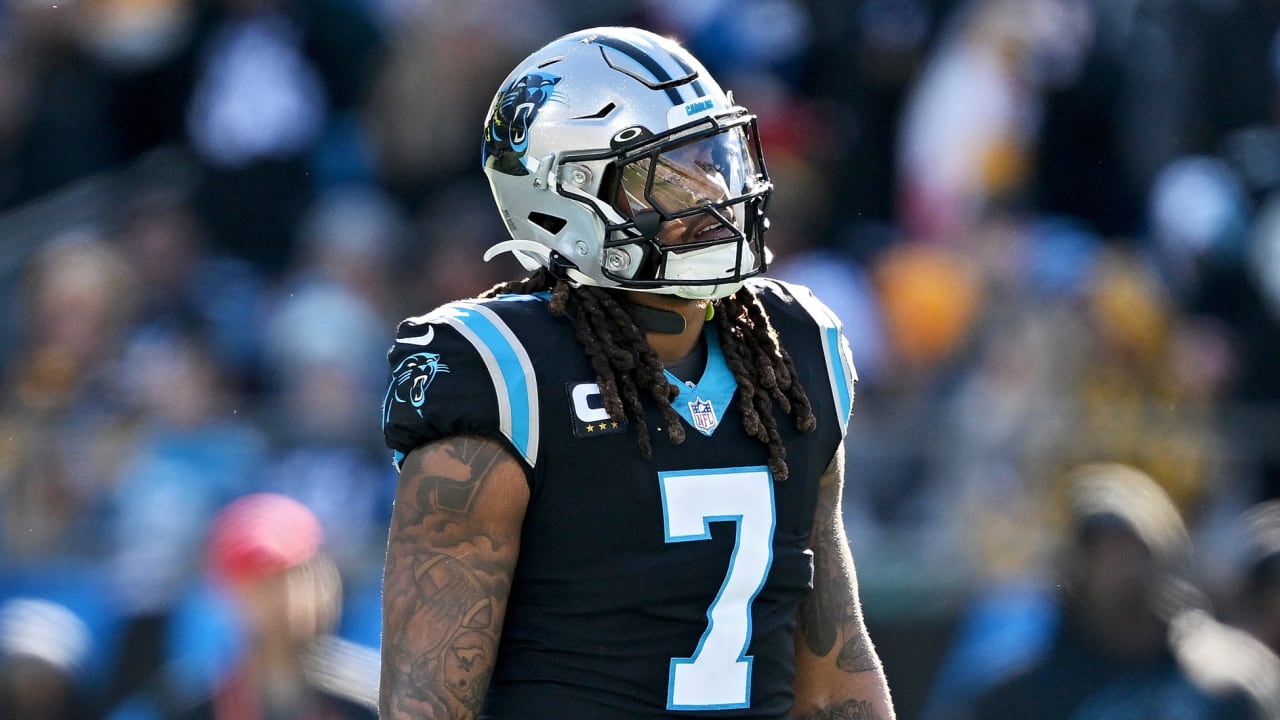 Shaq Thompson of the Carolina Panthers talks with teammates prior to  News Photo - Getty Images