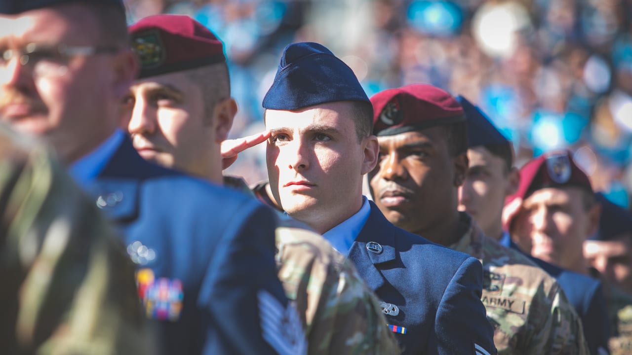 Dallas, Cowboys honor local military members with 'salute to service' >  U.S. Army Reserve > News-Display