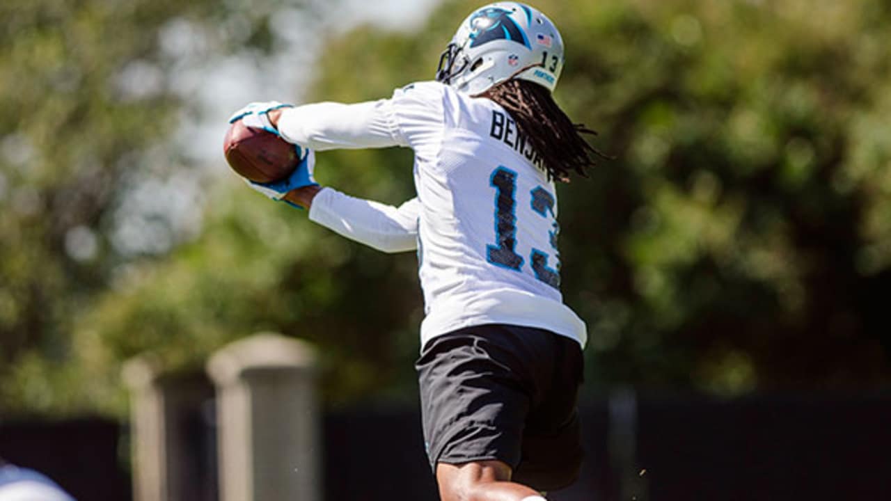 Panthers WR Kelvin Benjamin goes to locker room with knee injury