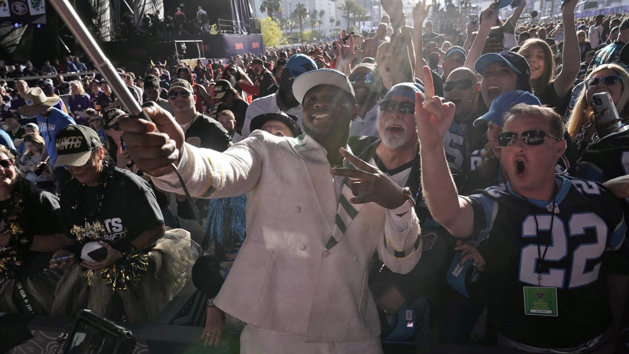 The Las Vegas red carpet for the 2020 NFL Draft is in a dang fountain 