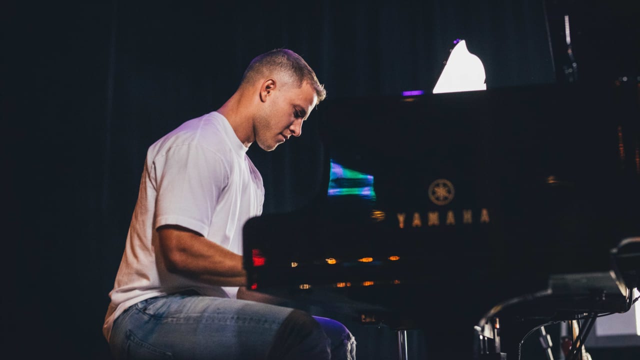 WATCH: 49ers' Christian McCaffrey plays keyboard solo at Zach