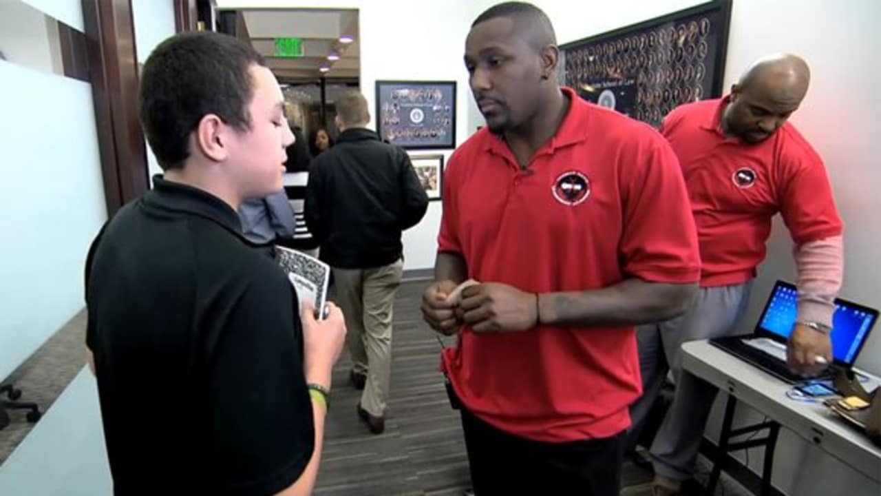 Carolina Panthers' Thomas Davis takes kids on shopping spree