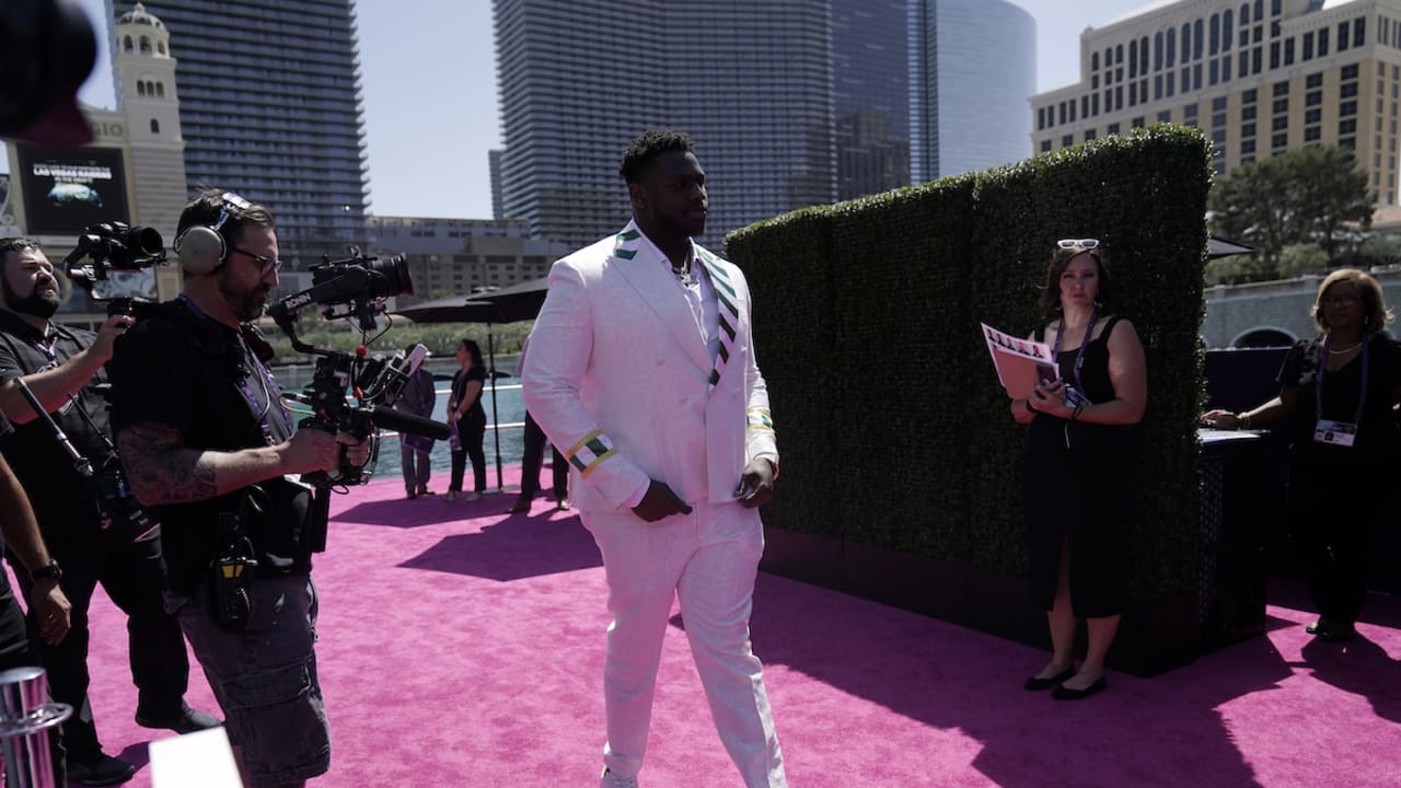 Video Top prospects walk the red carpet at the NFL Draft - ABC News