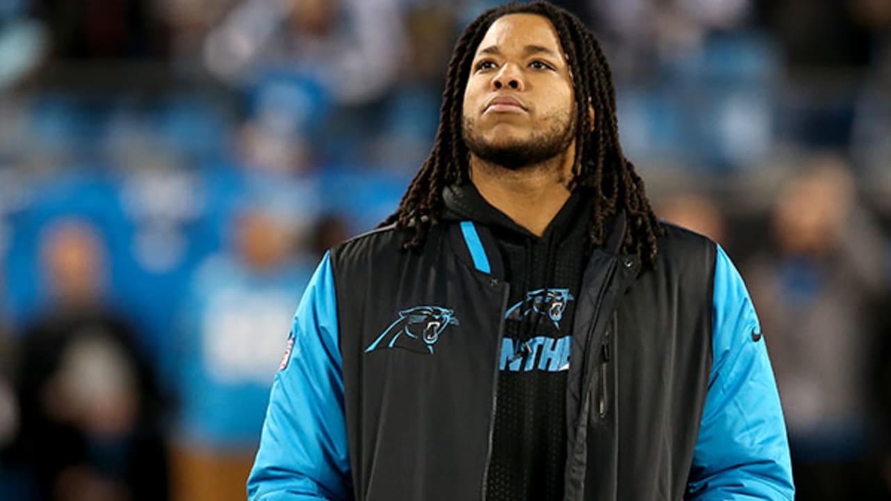 Panthers WR Kelvin Benjamin goes to locker room with knee injury