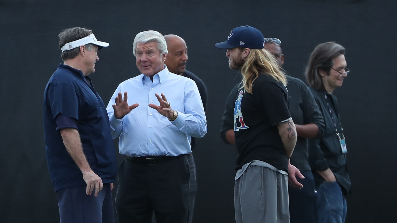 Does Jimmy Johnson think Ezekiel Elliott will have a big game