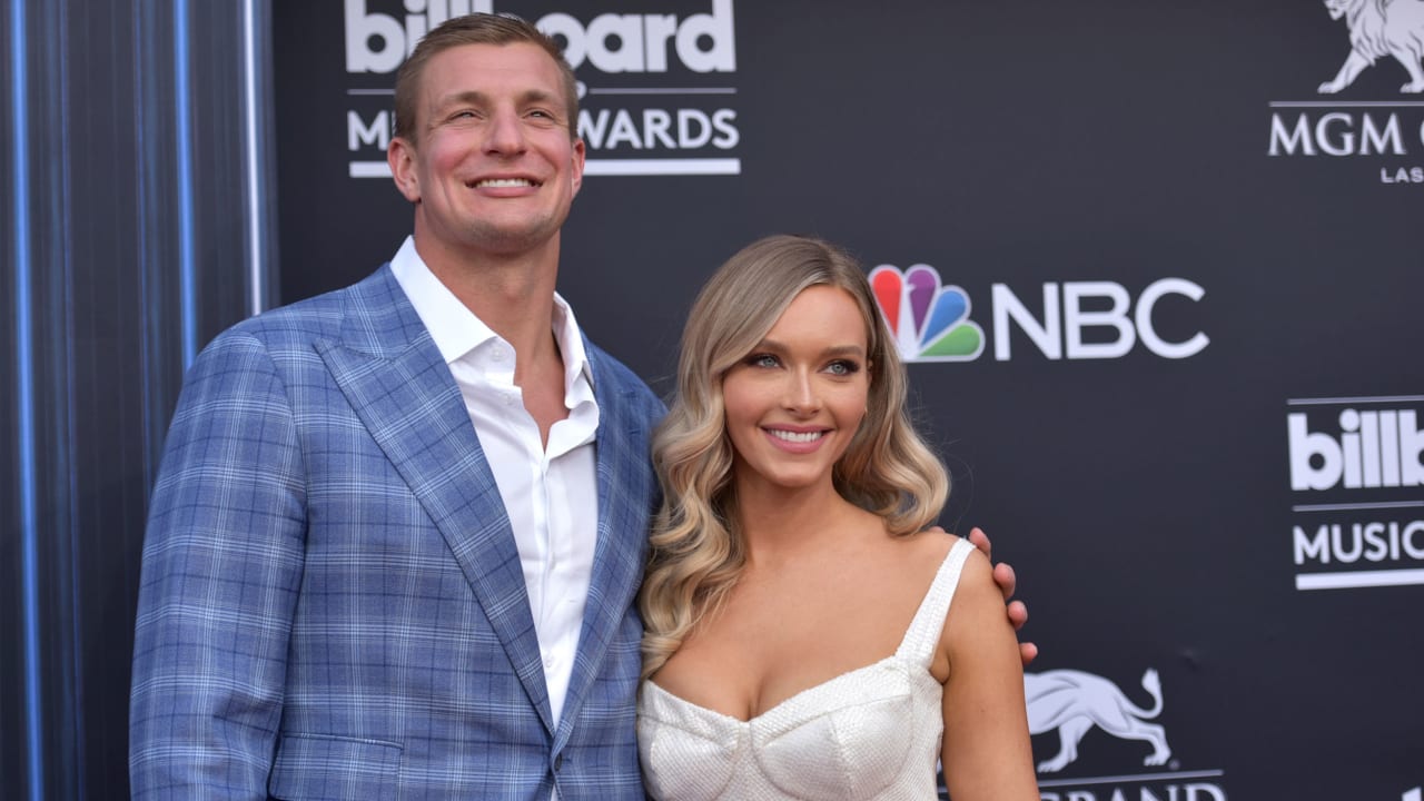 Gronk played security guard, presented award at Billboard Music Awards