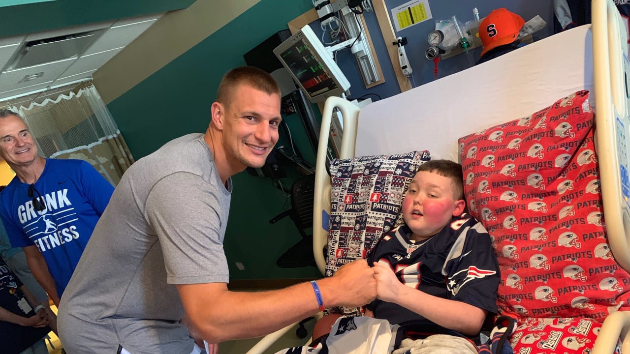 Rob Gronkowski visits a child with brain cancer for Make A Wish