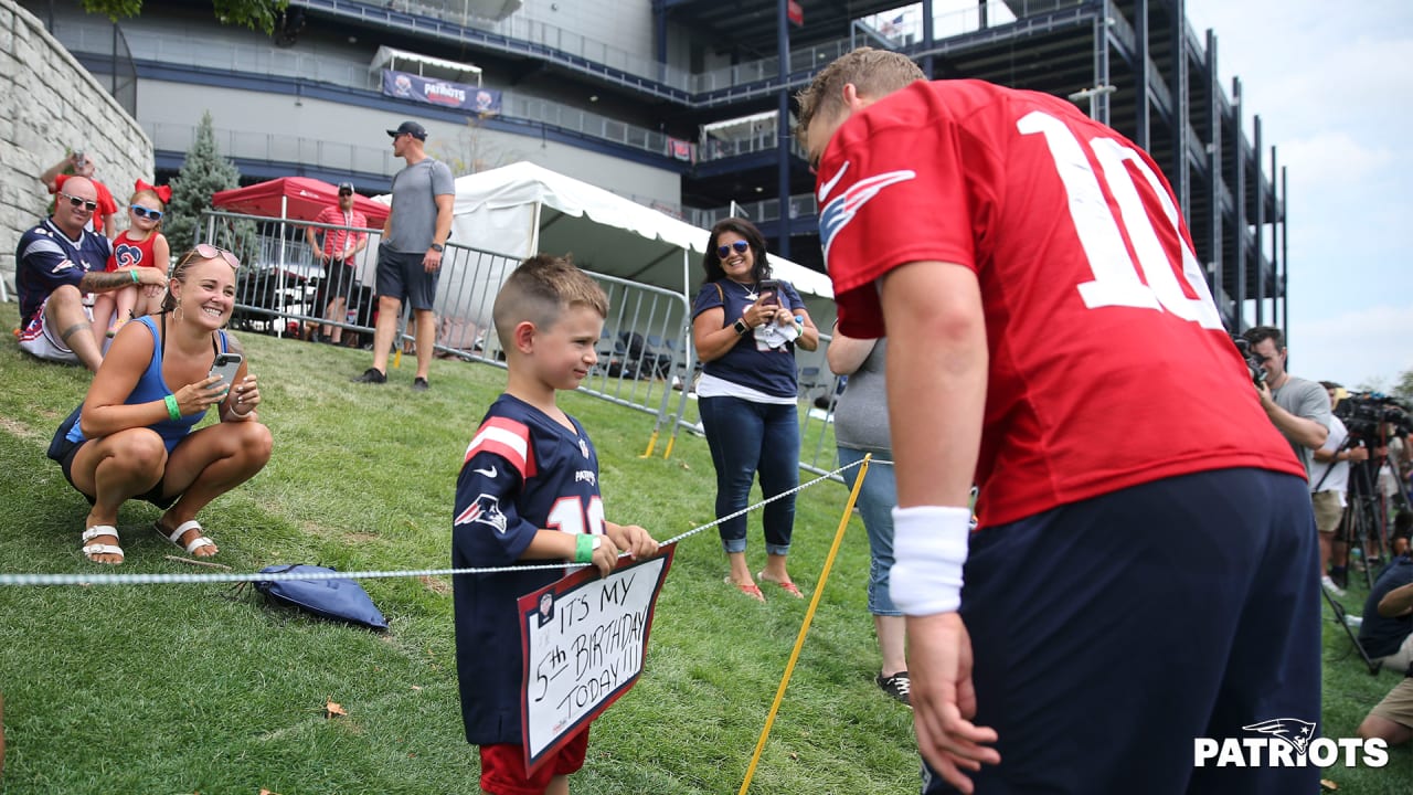 Mac Jones ensures great 5th birthday for fan at Patriots training camp