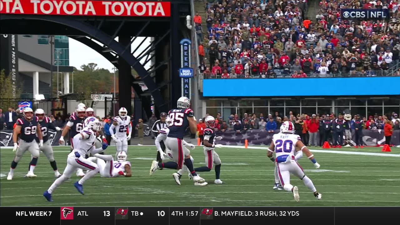Mac Jones lasers CLUTCH 14-yard pass to Henry while under duress