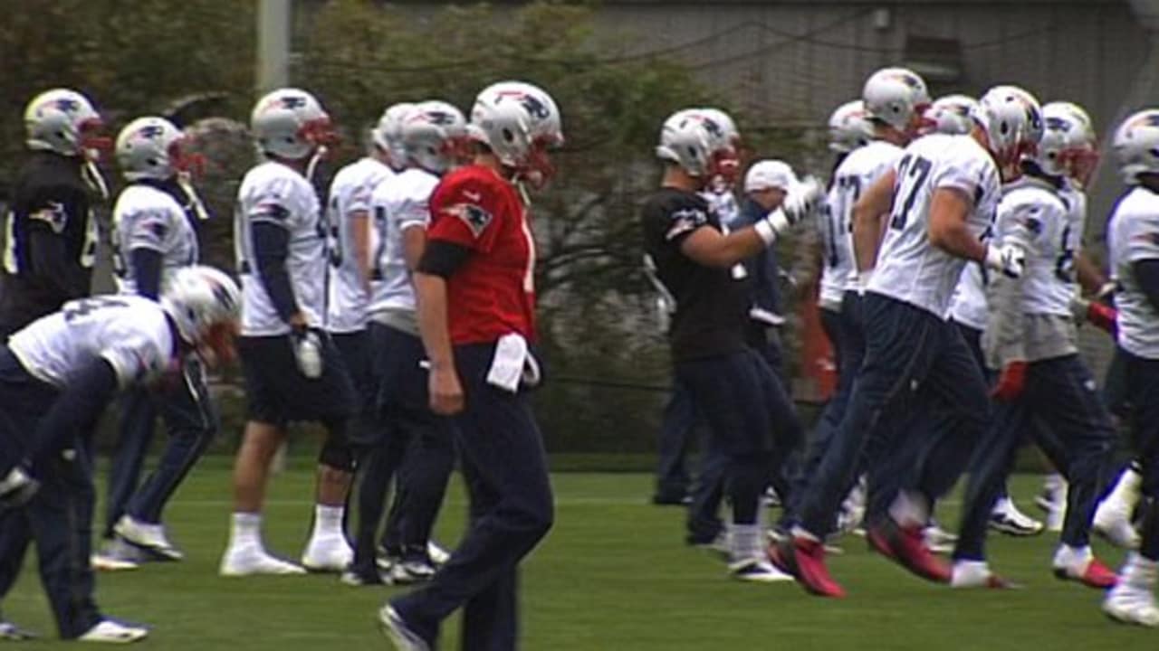 New York Jets Chad Pennington puts his arms around teammates