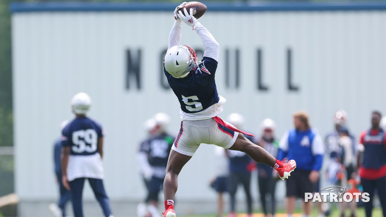 New England Patriots defensive back Jabrill Peppers (3) defends