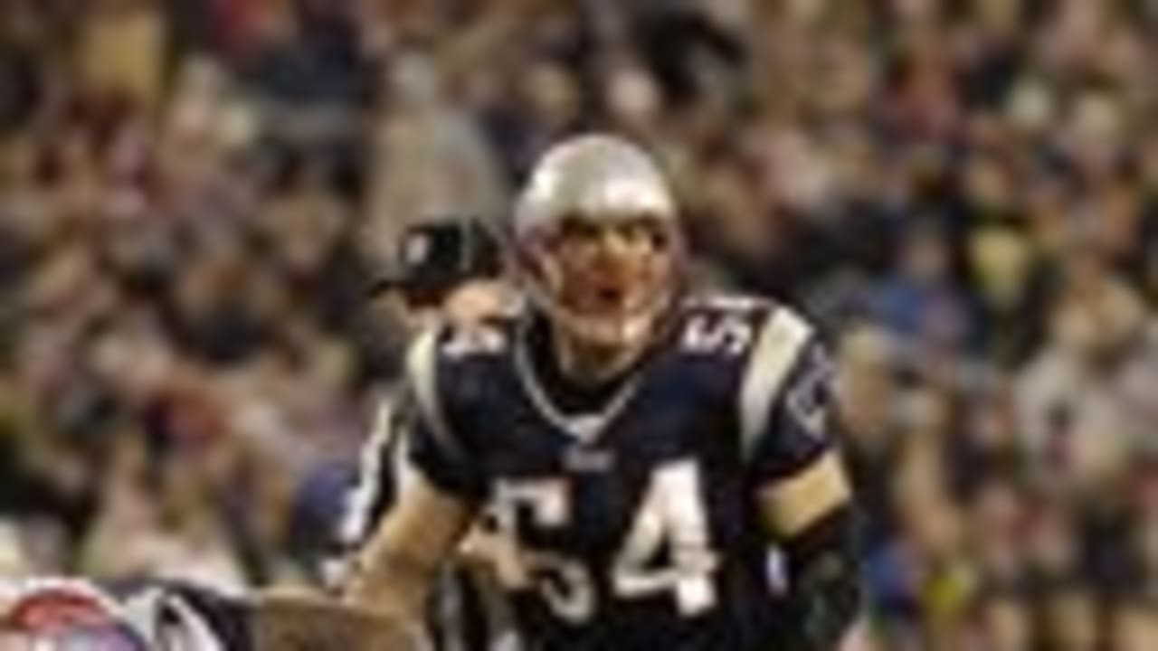 New England Patriots Corey Dillon escapes the Arizona Cardinals