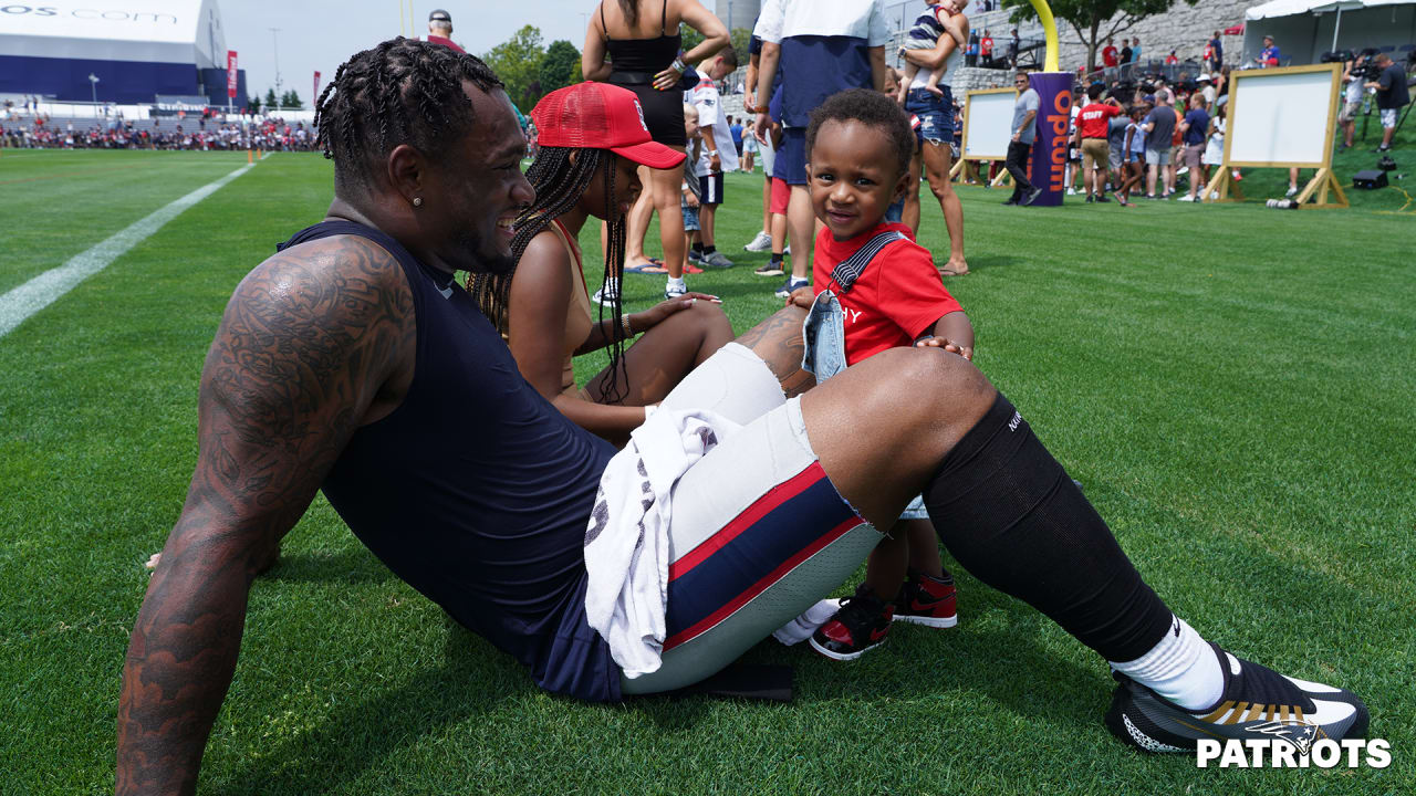 Patriots linebacker Mack Wilson's son takes 1st steps at stadium