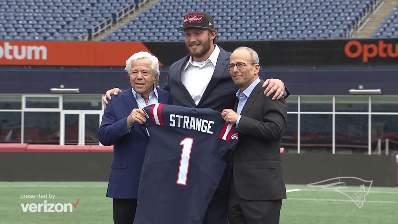 Meet Cole Strange, the Patriots' first-round draft pick who rocks a  crossbar face mask and no gloves - The Boston Globe