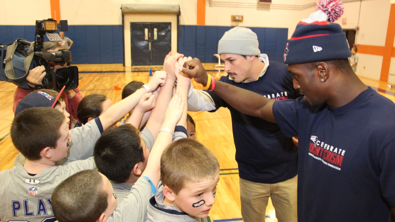 Patriots visit Elm Street School in Walpole,MA as part of NFL Play 60