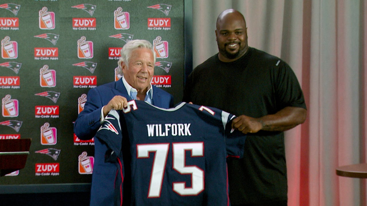 Vince Wilfork sees fan wearing his jersey, introduces himself