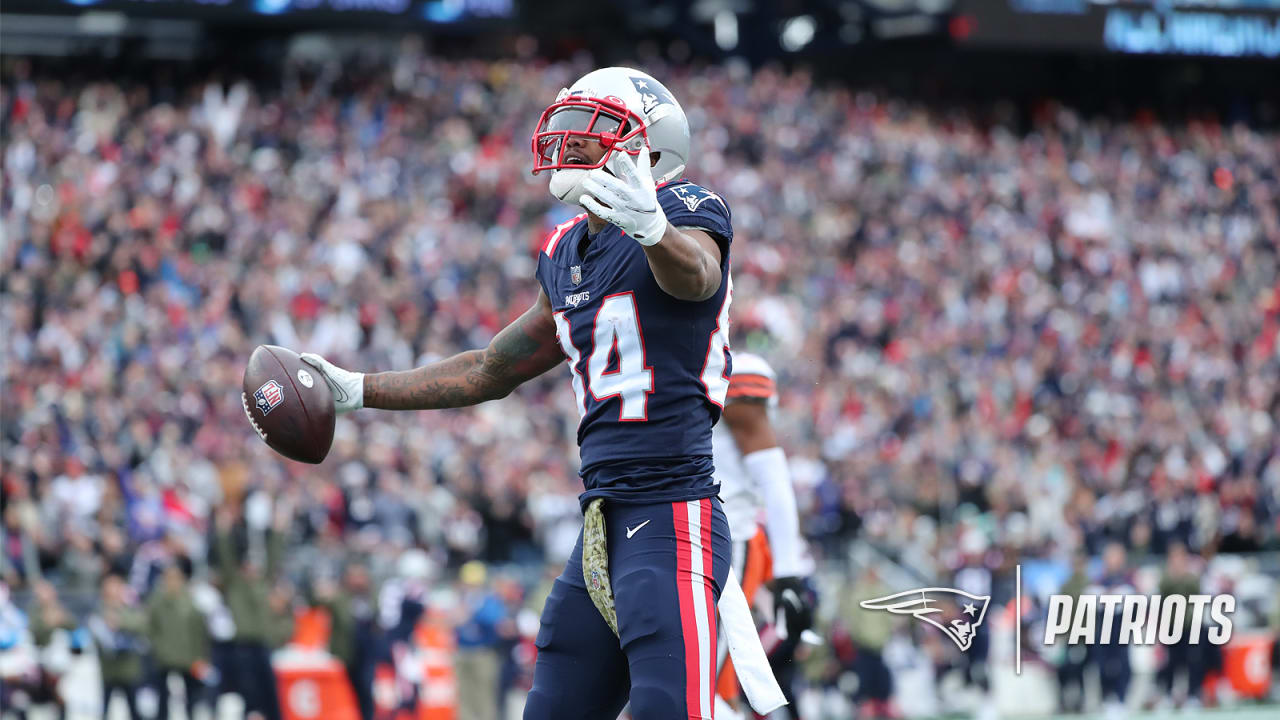 Jones tosses 3 TDs, Mayfield hurt as Pats beat Browns 45-7