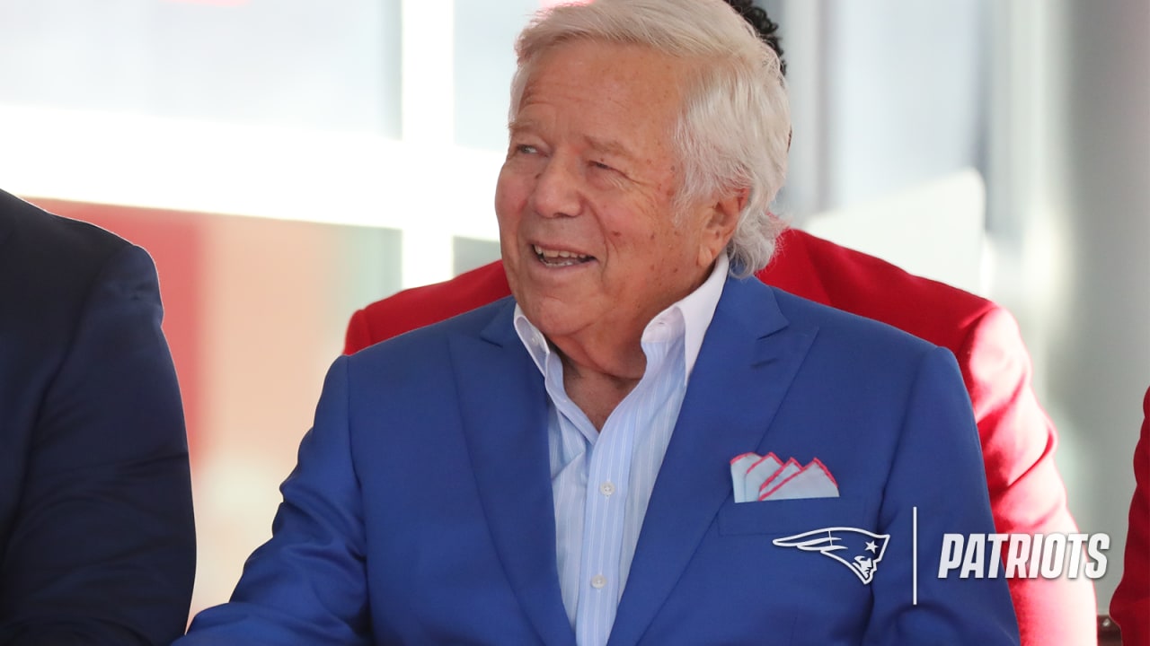 Rob Grownkowski thanks Patriots, Robert Kraft during Boston park