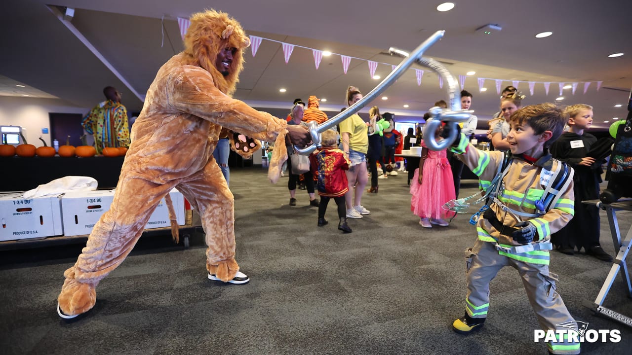 Patriots host Halloween costume party for pediatric cancer patients