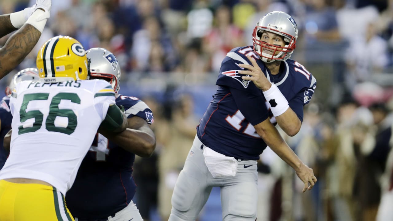 New England Patriots quarterback Mac Jones plays against the Chicago Bears  during the first half of an NFL football game, Monday, Oct. 24, 2022, in  Foxborough, Mass. (AP Photo/Michael Dwyer Stock Photo 