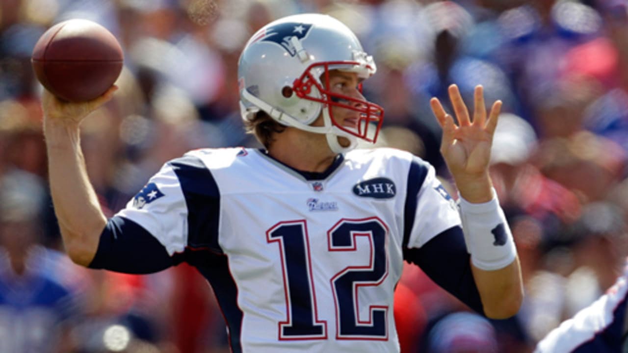 Patriots' Tom Brady nearing Brett Favre, Peyton Manning on NFL's all-time  passing list