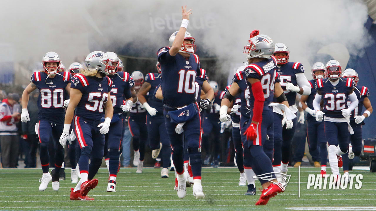 November 14, 2021: New England Patriots running back Brandon Bolden (25)  running the ball during the NFL football game between the Cleveland Browns  and the New England Patriots at Gillette Stadium, in