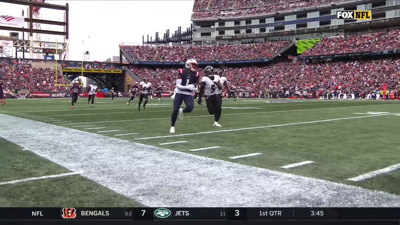 Mac Jones hobbles off the field during Patriots-Ravens game