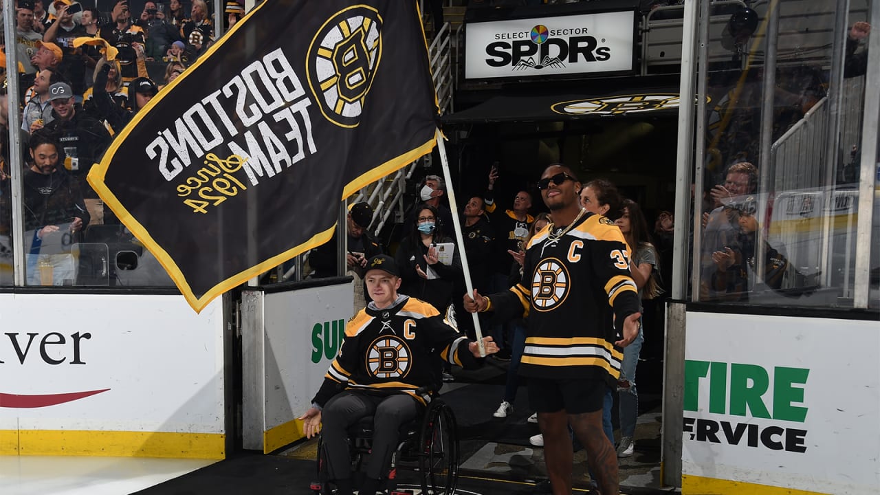 Patriots players join Jake Thibeault at Bruins' Game 6