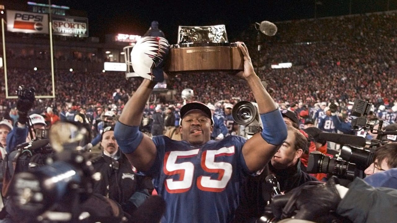 WILLIE MCGINEST OF THE NEW ENGLAND PATRIOTS DURING THE 39-35 LOSS TO  News Photo - Getty Images