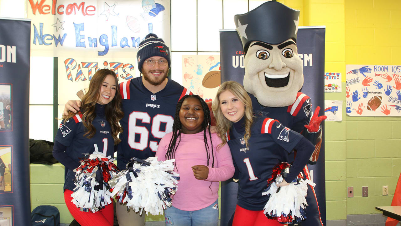 Brockton students go holiday shopping with Patriots stars Judon, Davis