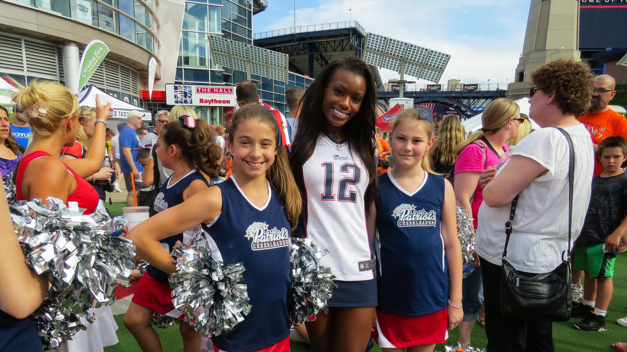 Cheerleaders at the Harvard Pilgrim Finish at the 50