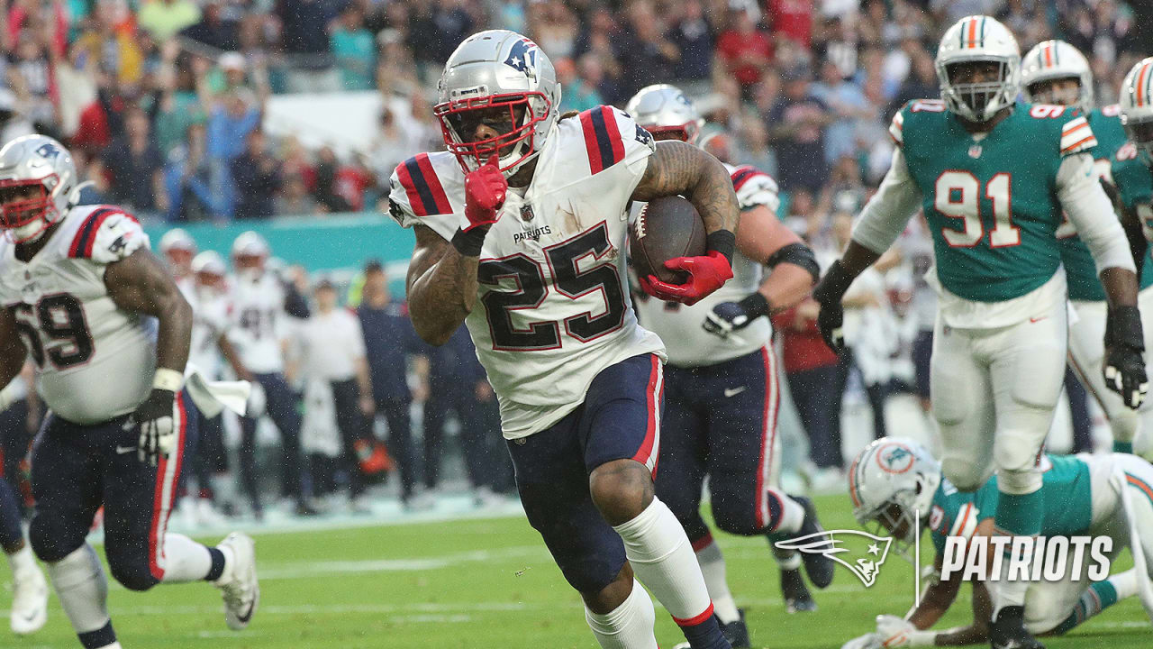 Brandon Bolden with an 18 YARD TOUCHDOWN! 