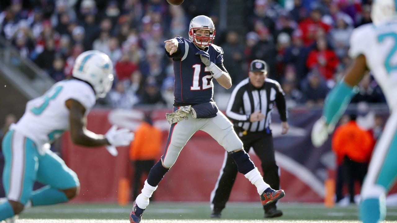 Brady Throws For 4 TDs As Patriots Top Dolphins, 35-17