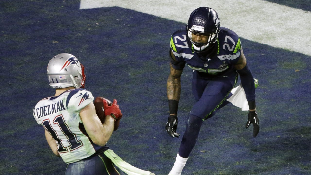 Chicago Bears wide receiver Brandon Marshall (15) tries to leap over New  England Patriots cornerback Darrell Revis (24)