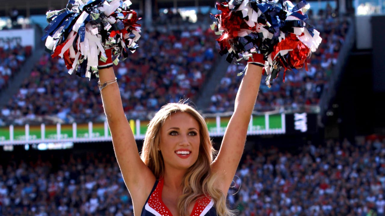 Brazilian Patriots Cheerleader Lara recently visited Brazil to spread some  Patriots cheer