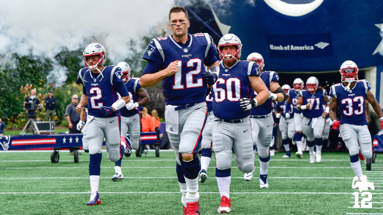 Patriots Quarterback Tom Brady pumps up the crowd about an hour before a  game as he starts his warmups. (Photo by Providence Journal/TNS/Sipa USA  Stock Photo - Alamy