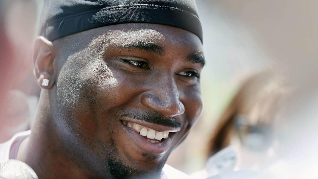 Dion Lewis, Logan Ryan catch up with old Patriots friends