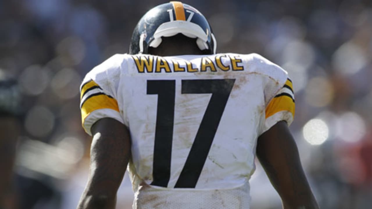 Mike Wallace reports to Steelers camp