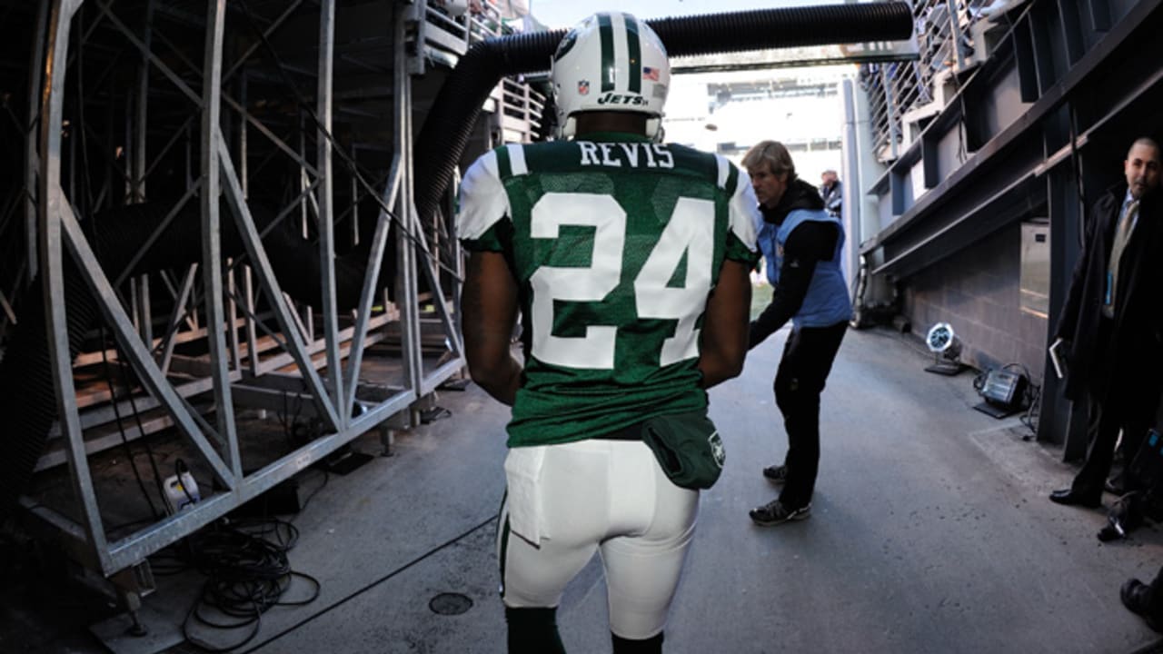 Former Patriots teammates respect Revis; 10/22 notes