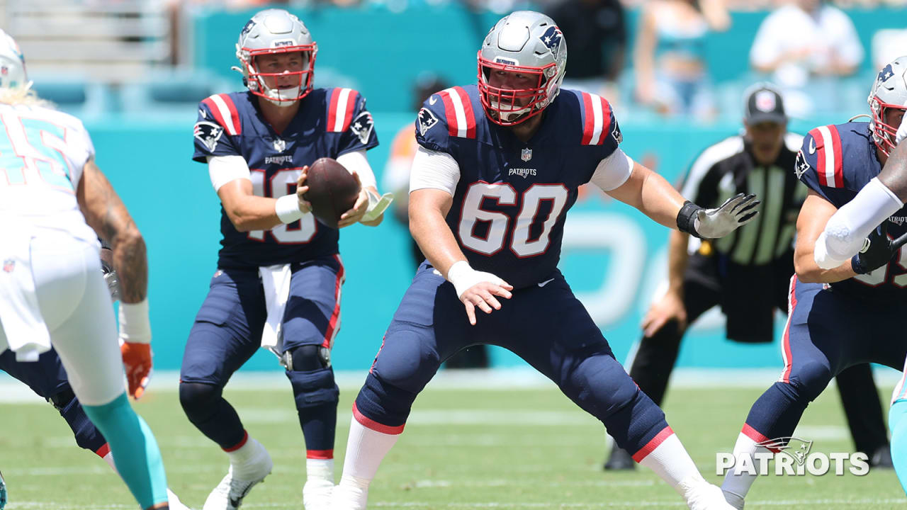 New England Patriots center David Andrews (60) and outside