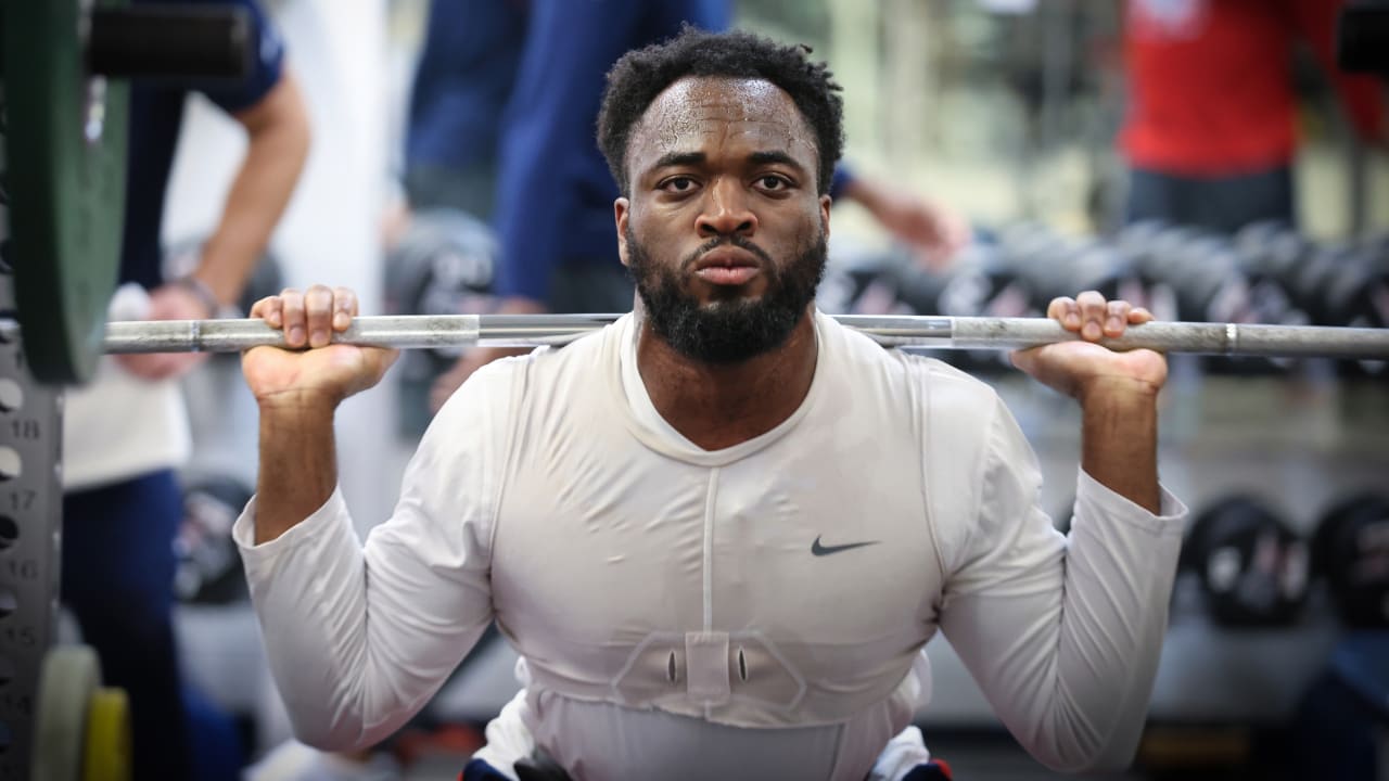 Patriots DE Deatrich Wise in walking boot during offseason workouts