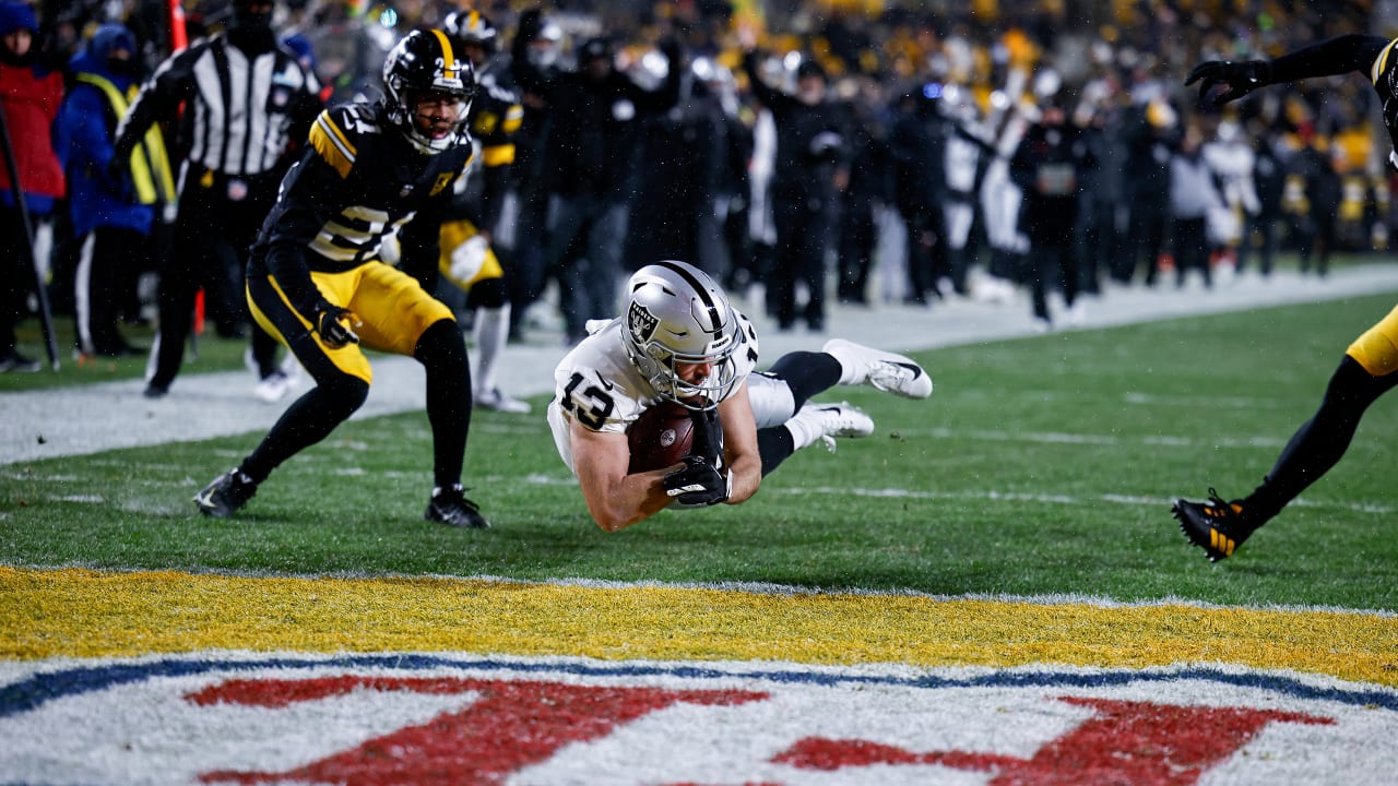 Carr's deep passes drive Raiders over Steelers