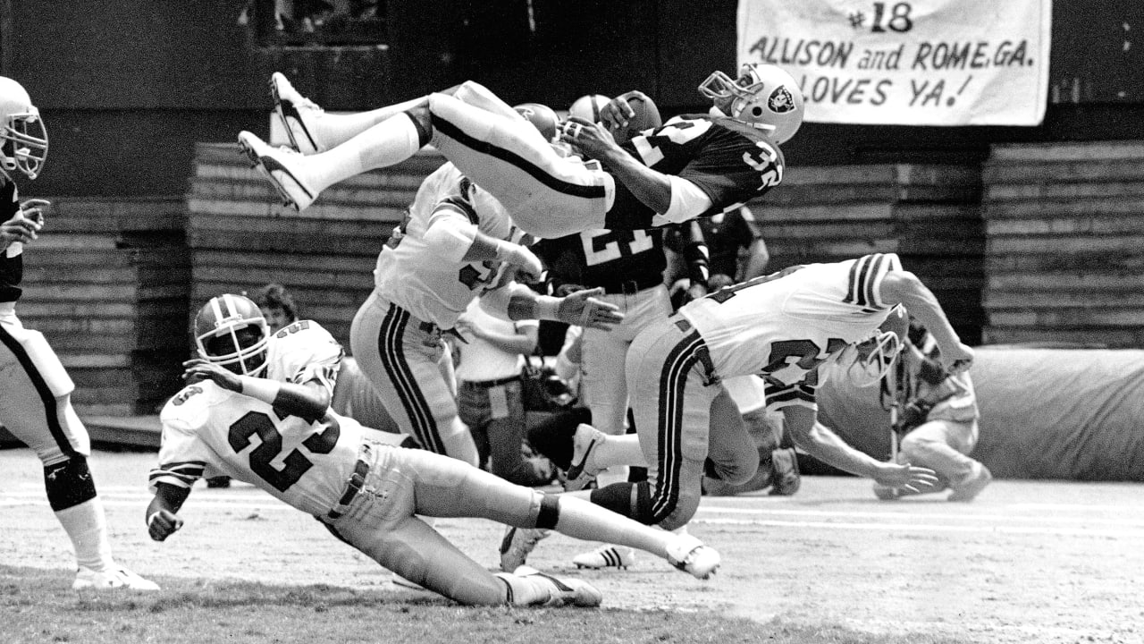 Oakland Raiders running back Jamize Olawale (49) rushes against