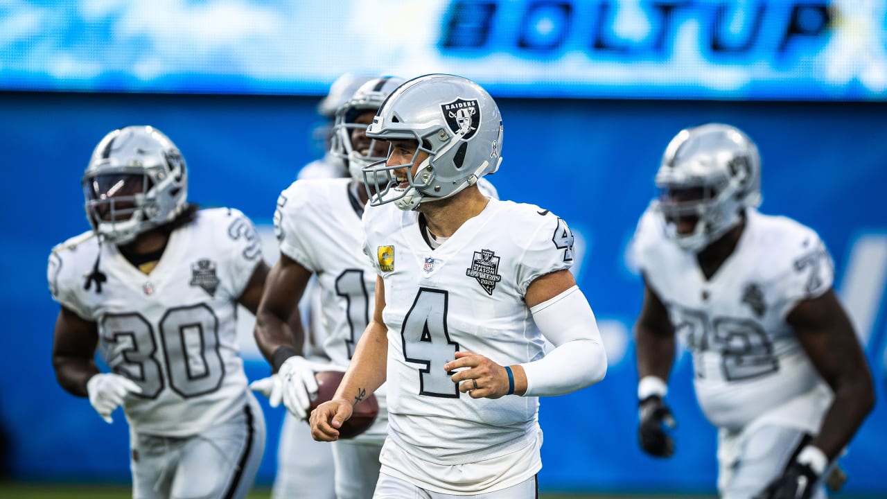 Rich Gannon of the Oakland Raiders adjusts his helmet against the News  Photo - Getty Images