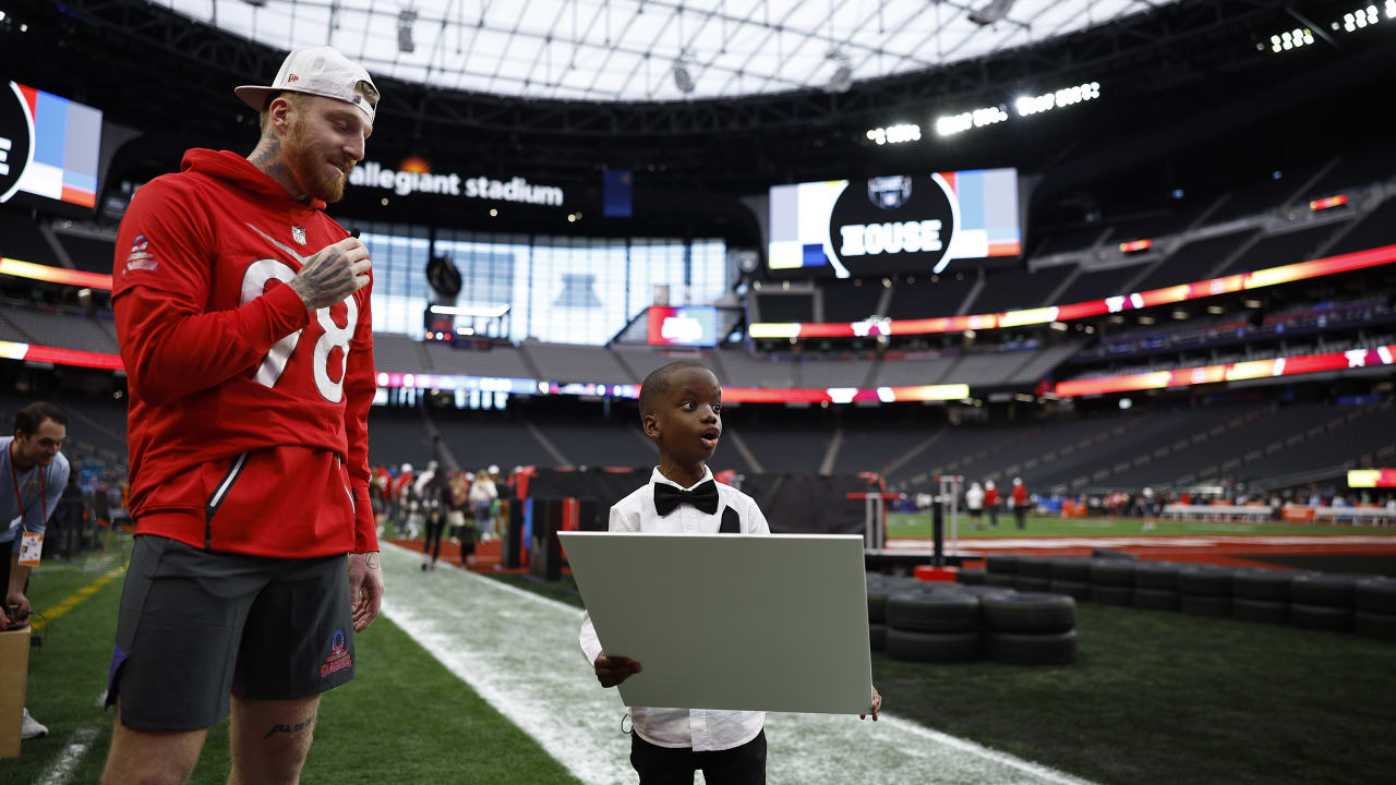 Kid reporter Jeremiah surprised with Super Bowl tickets after wowing NFL  stars