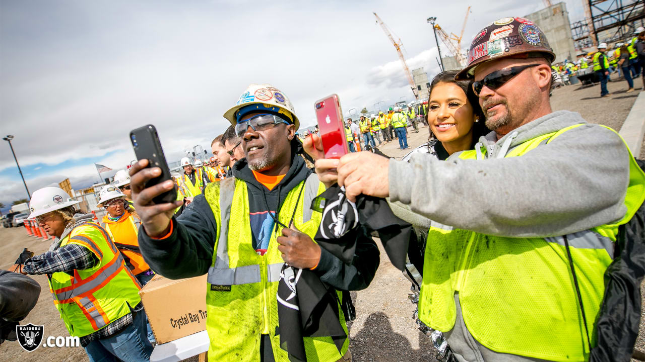 Raiders front office shows appreciation to Las Vegas Stadium construction workers