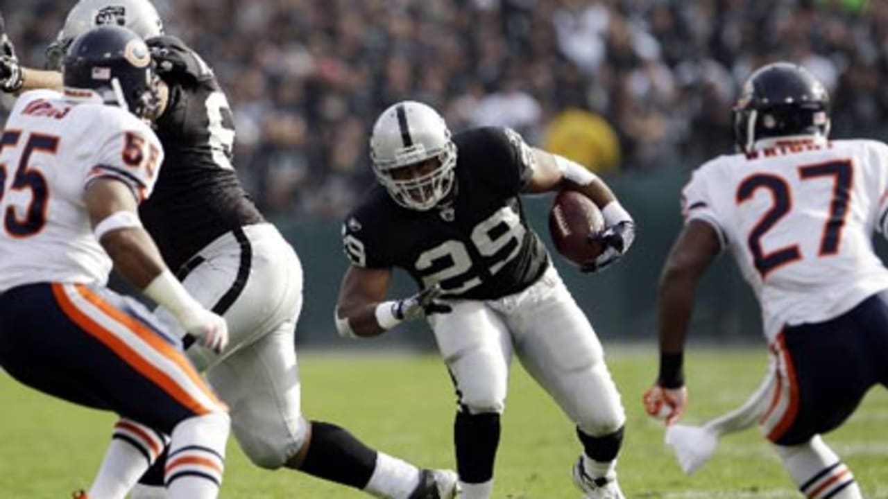 Hanie struggles as Bears lose to Raiders 25-20