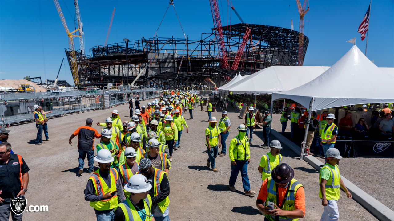 Raiders front office shows appreciation to Las Vegas Stadium construction workers