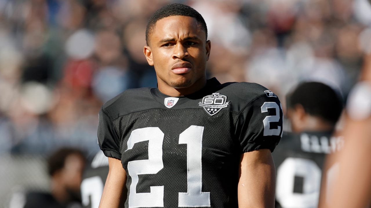 : Nnamdi Asomugha Oakland Raiders 8 x 10 Foto de acción Deportes  (G) : Deportes y Actividades al Aire Libre